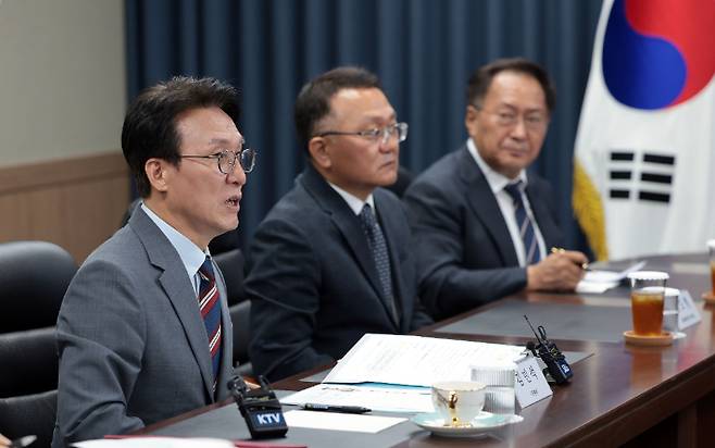 김민석 국무총리가 25일 서울 종로구 한국기독교회관에서 한국교회총연합 대표 회장인 김종혁 목사를 예방, 발언하고 있다. 연합뉴스