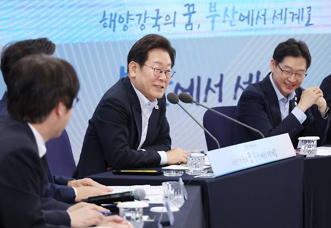 이재명 대통령이 25일 부산 부경대에서 타운홀미팅 '부산의 마음을 듣다' 간담회에서 발언하고 있다. 연합뉴스