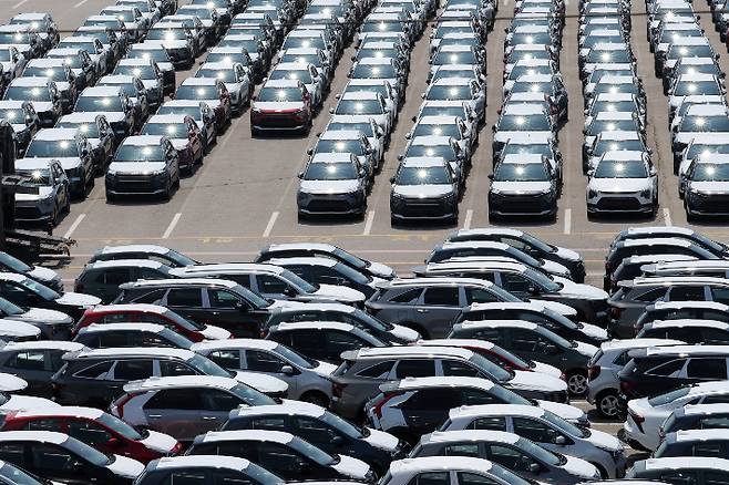 24일 경기도 평택항 부근에 수출용 차들이 세워져 있다. 연합뉴스