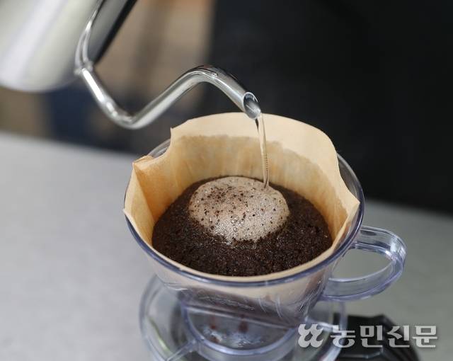 (4) 신선한 커피에 물을 부으면 봉긋하게 올라오는 커피빵을 볼 수 있다.