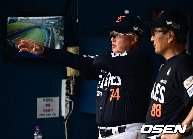 [OSEN=잠실, 조은정 기자]24일 오후 서울 잠실야구장에서 2025 신한 SOL Bank KBO리그 두산 베어스와 한화 이글스의 경기가 열렸다.이날 두산은 최승용, 한화는 폰세를 선발로 내세웠다.한화 김경문 감독이 작전을 지시하고 있다. 2025.07.24 /cej@osen.co.kr