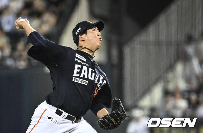 [OSEN=잠실, 조은정 기자]24일 오후 서울 잠실야구장에서 2025 신한 SOL Bank KBO리그 두산 베어스와 한화 이글스의 경기가 열렸다.이날 두산은 최승용, 한화는 폰세를 선발로 내세웠다.7회말 한화 박상원이 역투하고 있다. 2025.07.24 /cej@osen.co.kr