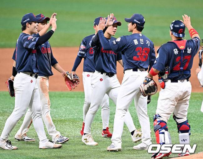 [OSEN=고척, 민경훈 기자] 24일 오후 서울 고척스카이돔에서 ‘2025 신한 SOL Bank KBO리그’ 키움 히어로즈와 롯데 자이언츠의 경기가 열렸다.이 경기에서 롯데는 키움에 4-0으로 승리하며 2연승을 질주했다. 주중 3연전 위닝시리즈를 챙긴 롯데는 이날 승리로 시즌 50승 3무 42패 승률 .543을 기록하며 1위 한화, 2위 LG에 이어서 올 시즌 리그 세 번째로 50승을 달성했다.&nbsp;고승민은 시즌 3호 홈런을 포함해 4타수 2안타 2타점 1득점으로 활약하며 결승타의 주인공이 됐다. 선발투수 알렉 감보아는 7이닝 2피안타 1볼넷 9탈삼진 무실점 호투로 시즌 7승을 수확했다.경기를 마치고 롯데 선수들이 승리의 기쁨을 나누고 있다. 2025.07.24 / rumi@osen.co.kr