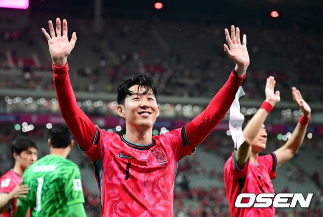 [OSEN=서울월드컵경기장, 지형준 기자] 중국이 예고했던 놀랄 일은 없었다. 한국이 무난하게 중국을 잡아내며 '공한증'&nbsp;역사를 이어갔다.김도훈 임시 감독이 이끄는 대한민국 축구대표팀은 11일 오후 8시 서울월드컵경기장에서 열린 2026 국제축구연맹(FIFA) 북중미 월드컵 아시아 2차 예선 C조 6차전에서 중국을 1-0으로 꺾었다.이날 승리로 한국은 위르겐 클린스만 감독, 황선홍 감독, 김도훈 감독 등 세 명의 감독으로 2차 예선을 치루면서 승점 16(5승 1무)라는 성적으로 조 1위를 확정했다.&nbsp;또한 3차 예선에서 아시아 랭킹 3위로 일본, 이란에 이어서 톱시드 자리를 확보하는데 성공했다.경기를 마치고 대한민국 손흥민이 팬들과 승리를 기뻐하고 있다. 2024.06.11 / jpnews@osen.co.kr