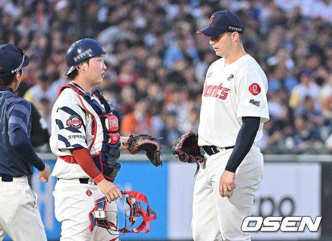 [OSEN=부산, 이석우 기자]  롯데 자이언츠 정보근, 데이비슨 067 2025.06.17 / foto0307@osen.co.kr