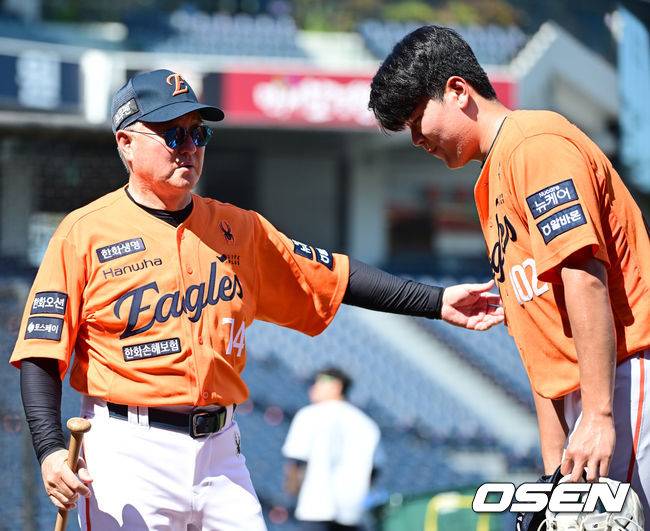 퓨처스에서 담금질 중인 한화 한서구를 대전 신구장으로 불러 격려하는 김경문 감독.