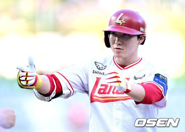 [OSEN=인천, 최규한 기자] 10일 인천 SSG랜더스필드에서 ‘2025 신한 SOL Bank KBO리그’ SSG 랜더스와 KT 위즈의 경기가 열렸다.홈팀 SSG는 드류 앤더슨, 방문팀 KT는 고영표를 선발로 내세웠다.2회말 2사 2루 상황 SSG 박성한이 달아나는 1타점 적시타를 날리고 1루에 안착해 기뻐하고 있다. 2025.07.10 / dreamer@osen.co.kr