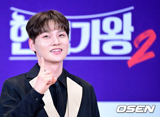 [OSEN=최규한 기자] 12일 오후 서울 상암동 누리꿈스퀘어 비즈니스타워에서 MBN '현역가왕2' 종영기념 기자간담회가 열렸다.'현역가왕2’는 박서진이 총점&nbsp;4574점을 기록하며 최종 우승을 차지했다. 이어 진해성-에녹-신승태-김준수-최수호-강문경이 차례로 톱7을 완성했다.&nbsp;가수 박서진이 포토타임을 하고 있다. 2025.03.12 / dreamer@osen.co.kr