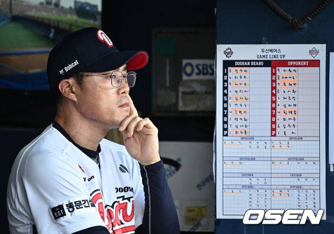 [OSEN=잠실, 조은정 기자]24일 오후 서울 잠실야구장에서 2025 신한 SOL Bank KBO리그 두산 베어스와 한화 이글스의 경기가 열렸다.이날 두산은 최승용, 한화는 폰세를 선발로 내세웠다.두산 조성환 감독대행이 경기를 지켜보고 있다. 2025.07.24 /cej@osen.co.kr