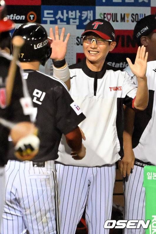 [OSEN=잠실, 민경훈 기자] 25일 오후 서울 잠실야구장에서 2025 신한 SOL Bank KBO리그 두산 베어스와 LG 트윈스의 경기가 열렸다.이날 두산은 콜어빈, LG는 에르난데스를 선발로 내세웠다.9회초 2사 주자 만루 LG 문성주의 좌익수 왼쪽 2타점 적시타때 홈을 밟은 박해민이 염경엽 감독과 하이파이브를 하고 있다. 2025.07.25 / rumi@osen.co.kr