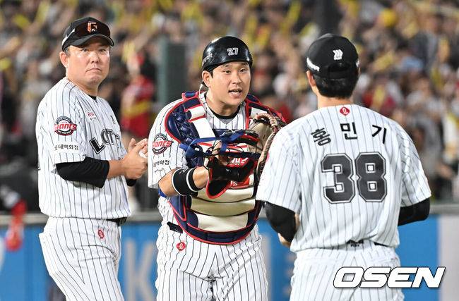 [OSEN=부산, 이석우 기자] 25일 부산 사직야구장에서 2025 신한 SOL 뱅크 KBO 리그 롯데 자이언츠와 KIA 타이거즈의 경기가 열렸다. 홈팀 롯데는 데이비슨이, 방문팀 KIA는 김건국이 선발 출전했다.롯데 자이언츠 유강남이 7회초 1사 만루 위기서 마운드에 오르는 홍민기에게 파이팅을 요구하고 있다. 2025.07.25 / foto0307@osen.co.kr