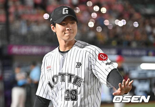 [OSEN=부산, 이석우 기자] 25일 부산 사직야구장에서 2025 신한 SOL 뱅크 KBO 리그 롯데 자이언츠와 KIA 타이거즈의 경기가 열렸다. 홈팀 롯데는 데이비슨이, 방문팀 KIA는 김건국이 선발 출전했다.롯데 자이언츠 홍민기가 8회초 1사 1루 KIA 타이거즈 김태군을 유격수 병살로 잡고 기뻐하고 있다. 2025.07.25 / foto0307@osen.co.kr
