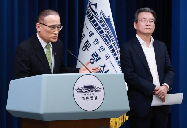 ▲위성락 국가안보실장(왼쪽)이 25일 서울 용산 대통령실 청사에서 강훈식 대통령비서실장 주재로 열린 통상대책회의 관련 브리핑을 하고 있다. 위 실장 오른쪽은 김용범 대통령실 정책실장. ⓒ연합뉴스