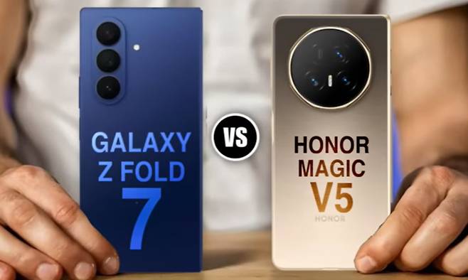 한 유튜버가 삼성전자&nbsp;‘갤럭시 Z 폴드7’과&nbsp;중국 아너&nbsp;‘매직 V5’, 화웨이 ‘메이트 X6‘를&nbsp;비교하는 모습. 유튜브 캡쳐