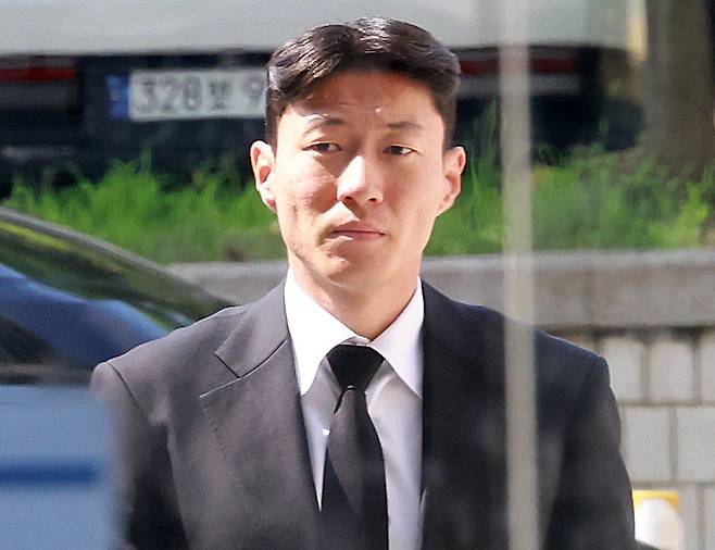 축구선수 황의조가 24일 오후 서울 서초구 서울중앙지방법원에서 열린 불법촬영 등 혐의 항소심 2차 공판에 출석하고 있다. 뉴시스