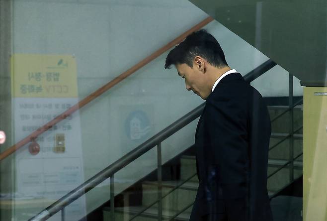 축구선수 황의조가 24일 오후 서울 서초구 서울중앙지방법원에서 열린 불법촬영 등 혐의 항소심 2차 공판에 출석하고 있다. 뉴스1