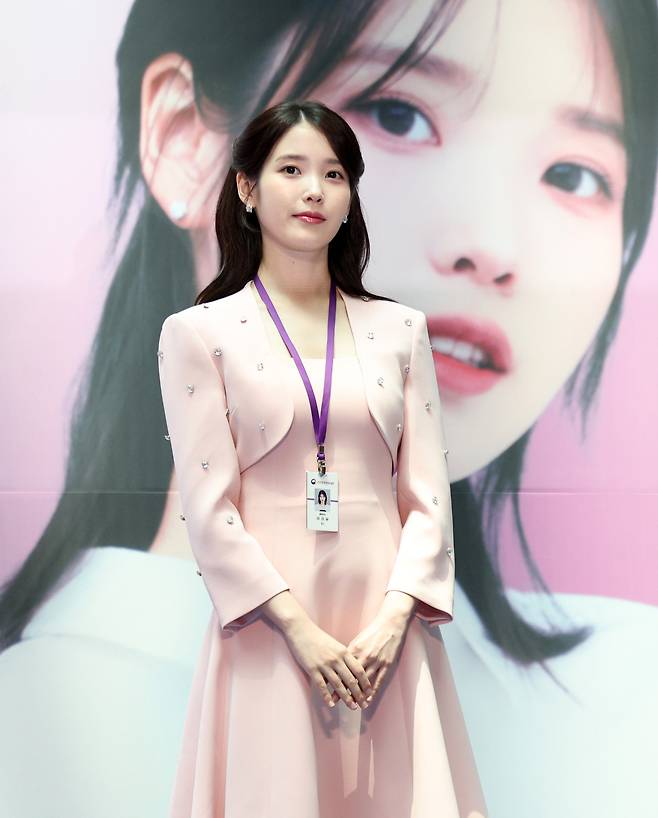 가수 겸 배우 아이유가 25일 인천국제공항에서 열린 인천공항본부세관 홍보대사 위촉식에 참석해 자리하고 있다. 뉴시스