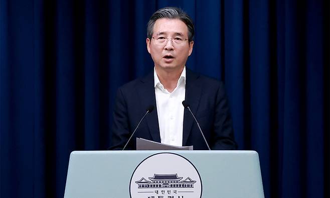 김용범 대통령실 정책실장이 25일 서울 용산 대통령실 청사에서 이날 강훈식 대통령비서실장 주재로 열린 통상대책회의 관련 브리핑을 하고 있다. 연합뉴스