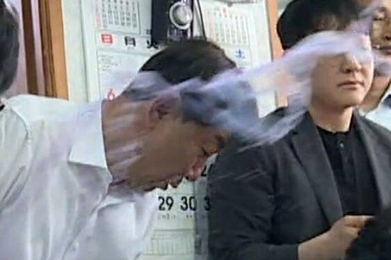 25일 오전 11시50분쯤 전북 완주군 봉동읍 한 식당에서 우범기 시장이 오찬 간담회를 중단하고 식당을 나서려던 순간 항의하던 통합 반대 주민이 컵에 든 물을 끼얹고 있다. 연합뉴스