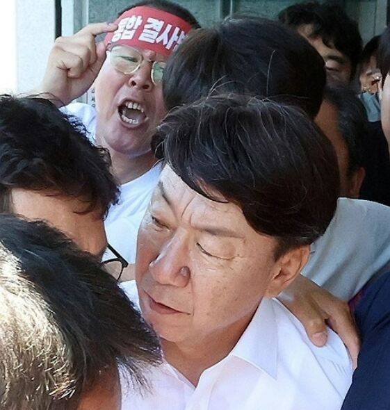 25일 오전 11시50분쯤 전북 완주군 봉동읍 한 식당에서 오찬 간담회를 중단하고 식당을 나서려다 물벼락을 맞은 우범기 시장을 향해 통합 반대 주민둘이 거칠게 항의하고 있다. 연합뉴스