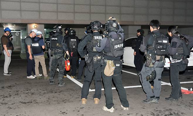 지난 21일 인천 송도국제도시 아파트에서 60대 남성이 아들을 사제총기로 살해한 뒤 체포됐다. 사진은 경찰이 21일 집에 폭발물을 설치했다는 피의자 진술을 토대로 서울 도봉구 피의자 자택을 수색하는 모습. 서울소방재난본부 제공