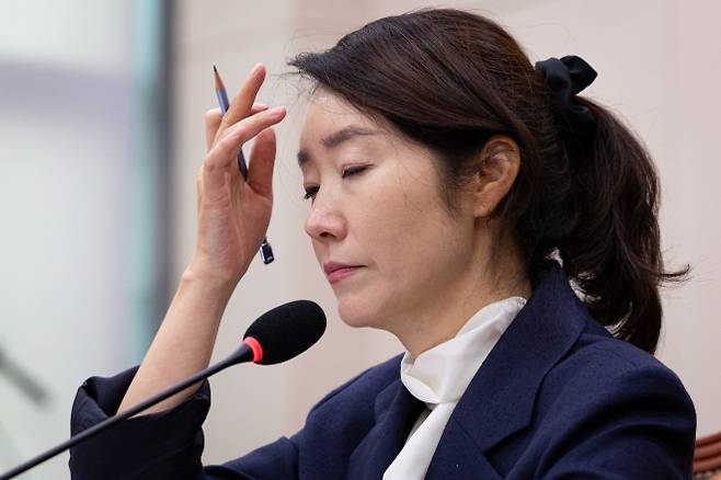 강선우 여성가족부 장관 후보자가 14일 서울 여의도 국회에서 열린 인사청문회에 출석해 의원 질의를 경청하며 머리카락을 쓸어 넘기고 있다. 2025.7.14 뉴스1
