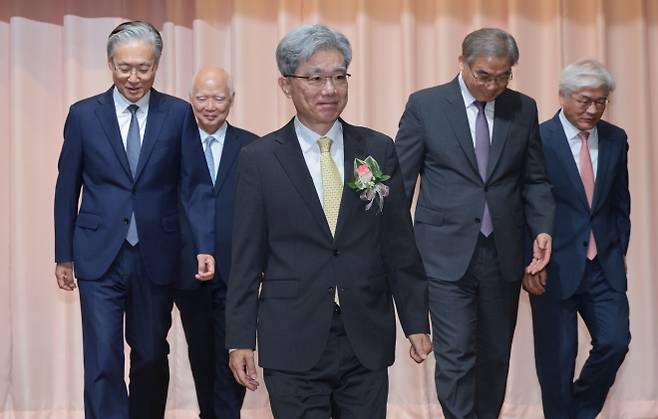 헌법재판소장 취임식 - 김상환 헌법재판소장이 24일 서울 종로구 헌법재판소에서 열린 취임식에서 기념촬영을 마치고 자리로 돌아가고 있다. 왼쪽부터 김형두·정형식 헌법재판관, 김 헌재소장, 조한창·마은혁 재판관. 연합뉴스