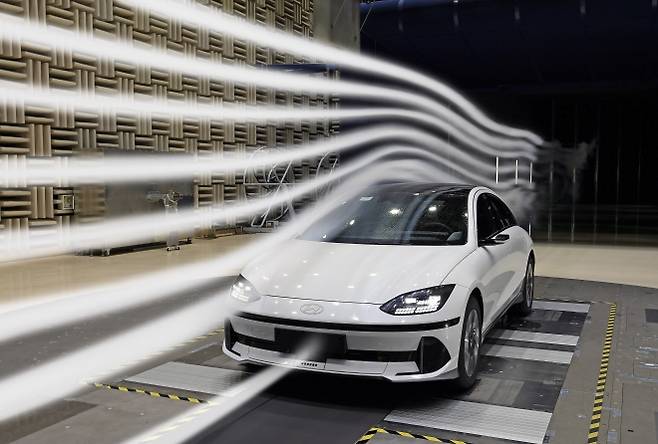 현대차 남양기술연구소 ‘유동 가시화 시험’ - 지난 23일 경기 화성시 현대차·기아 남양기술연구소 공력시험동에서 현대차 연구진이 전기차 아이오닉6에 연기를 분사해 차량 주변 공기의 흐름을 확인하는 ‘유동 가시화 시험’을 진행하고 있다. 현대차그룹 제공