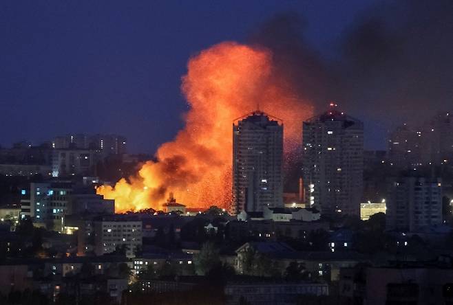 과연 이성과 논리로 전쟁을 막을 수 있는 것일까. 새 책 ‘전쟁하는 뇌’는 인간이 감정과 본능에 따라 움직이는 존재라는 것을 받아들여야 평화의 열쇠를 찾을 수 있다고 이야기한다. 사진은 지난달 6일 러시아 드론의 공습을 받은 우크라이나 수도 키이우의 모습. 로이터 연합뉴스
