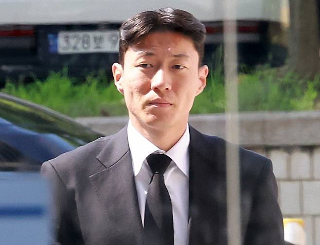 항소심 2차 공판 출석하는 황의조 - 축구선수 황의조가 24일 오후 서울 서초구 서울중앙지방법원에서 열린 불법촬영 등 혐의 항소심 2차 공판에 출석하고 있다. 2025.7.24 뉴시스