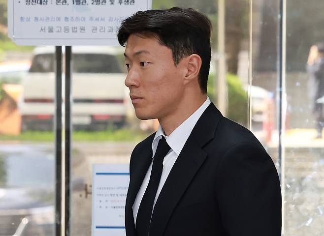 축구선수 황의조가 24일 오후 서울 서초구 서울중앙지방법원에서 열린 불법촬영 등 혐의 항소심 2차 공판에 출석하고 있다. 2025.7.24 뉴시스