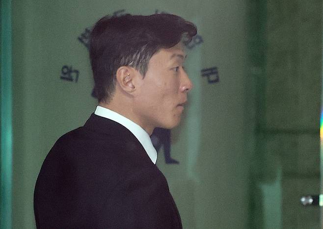 축구선수 황의조가 24일 오후 서울 서초구 서울중앙지방법원에서 열린 불법촬영 등 혐의 항소심 2차 공판에 출석하고 있다. 2025.7.24 뉴시스