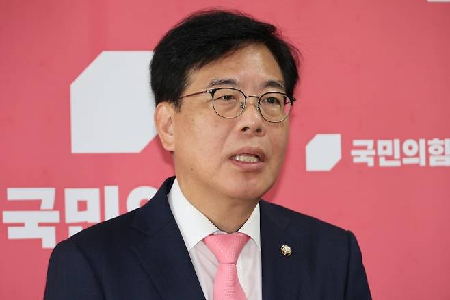 송언석 국민의힘 비대위원장 겸 원내대표가 25일 국회에서 김건희특검의 김선교 의원실에 대한 압수수색을 비판하고 있다. 연합뉴스