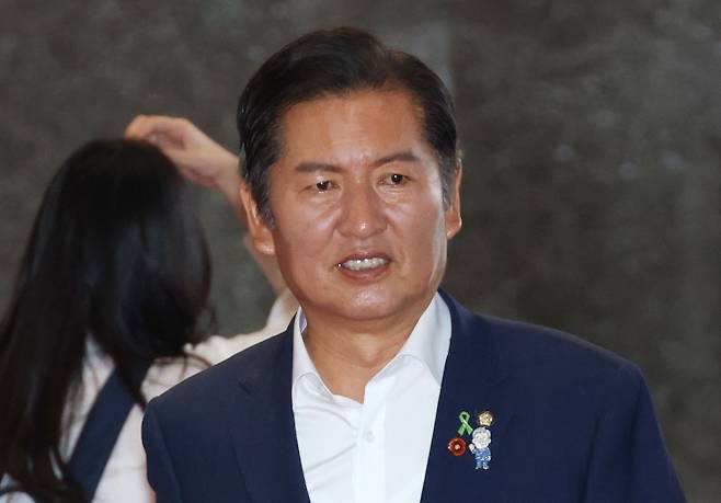 더불어민주당 당대표에 출마한 정청래 후보가 지난 23일 오후 국회에서 열린 의원총회에 참석하고 있다. 뉴스1