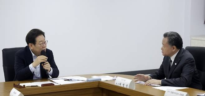 이재명 대통령, 산업재해 근절 현장 노사 간담회 발언 - 이재명 대통령이 25일 경기 시흥시 SPC 삼립 시화공장에서 열린 산업재해 근절 현장 노사간담회에서 발언하고 있다. 이 대통령 오른쪽은 허영인 SPC그룹 회장. 연합뉴스