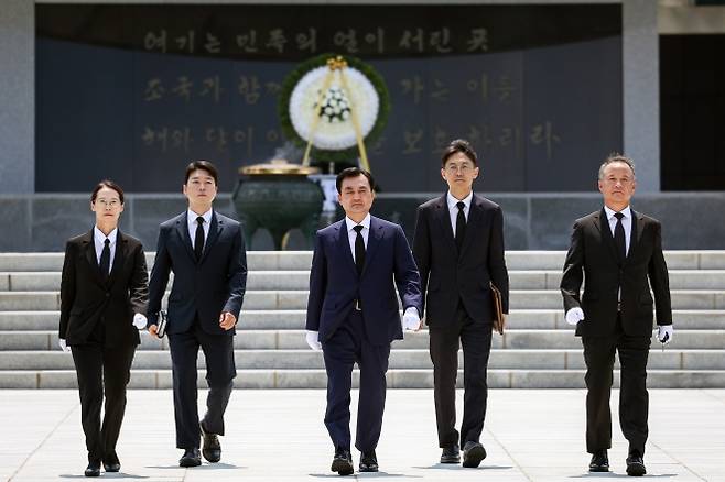 현충원 참배 마친 안규백 신임 국방장관 - 안규백 신임 국방부 장관(가운데)이 25일 서울 동작구 국립서울현충원 현충탑에 참배한 뒤 이동하고 있다.  2025.7.25 국방부 제공