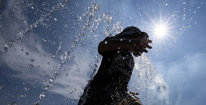 전국 대부분 지역에 폭염특보가 발효 중인 24일 대구 달서구 두류공원 2·28자유광장 바닥분수에서 어린이들이 물놀이하며 더위를 식히고 있다. 연합뉴스