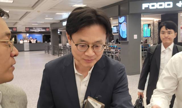 김정관 산업통상자원부 장관이 지난 23일(현지 시간) 워싱턴 인근 덜레스 국제공항을 통해 미국으로 입국하고 있다. 연합뉴스