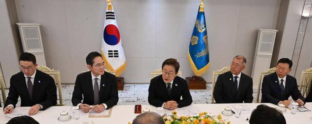 이재명 대통령이 지난 6월 13일 서울 용산 대통령실에서 열린 경제6단체·기업인 간담회에서 발언하고 있다. 사진 왼쪽부터 구광모 LG그룹 회장, 이재용 삼성전자 회장, 이 대통령, 정의선 현대차그룹 회장, 신동빈 롯데그룹 회장. 연합뉴스