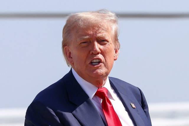 25일(현지 시간) 도널드 트럼프 대통령이 스코틀랜드 방문을 위해 백악관을 출발하기 전 취재진과 이야기를 나누고 있다. 로이터연합뉴스