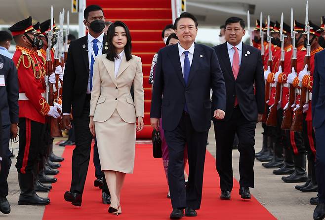 2022년 11월11일 동남아 순방에 나선 윤석열-김건희 부부가 한·아세안 정상회의 참석을 위해 캄보디아 프놈펜 국제공항에 도착해 이동하고 있다. ⓒ연합뉴스