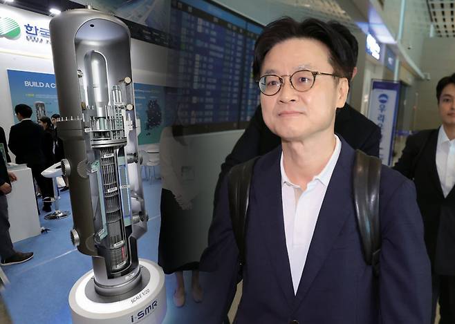 (오른쪽 사진)2024년 10월23일 경기도 고양시 킨텍스에서 열린 2024 하반기 붐업코리아 수출상담회 당시 한국수력 원자력 부스에 설치됐던 SMR 모형이다. (왼쪽 사진)7월23일 김정관 산업통상자원부 장관이 대미 통상 협상과 관련해 인천국제공항을 통해 미국 워싱턴으로 출국하고 있다. ⓒ뉴스1·연합뉴스