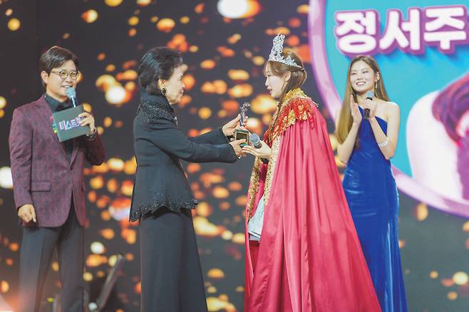 《미스트롯3》의 정서주는 시리즈 최연소 진에 올랐다. 사진은 이미자가 정서주에게 왕관을 씌워주고 트로피를 전달하는 모습 ⓒTV조선 제공