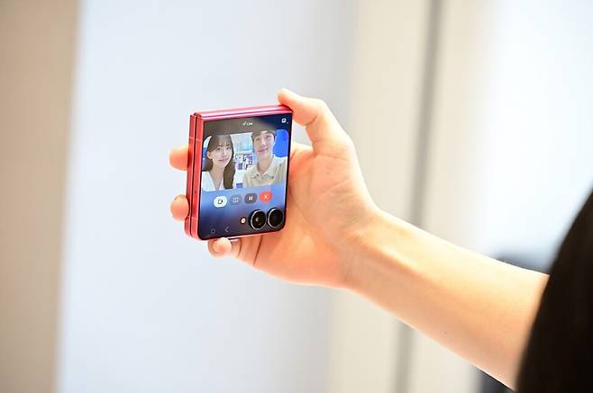 삼성스토어 홍대 '갤럭시 스튜디오'에서 '갤럭시 Z 플립7'의 커버 디스플레이로 '제미나이 라이브' 기능을 체험하는 모습&nbsp;ⓒ 삼성전자 제공