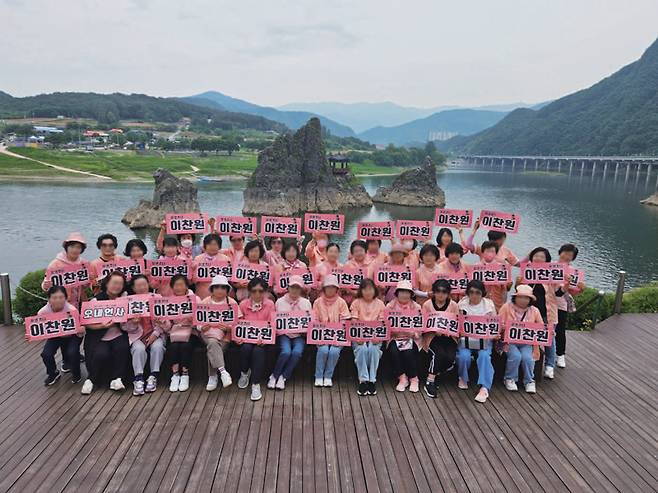 5080 팬들은 지역경제 활성화를 위해 공연 지역 관광지 등을 함께 찾는다. ⓒ이찬원 팬 제공