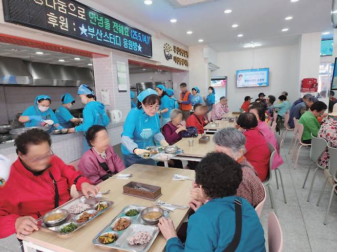 지역 봉사단체를 방문해 기부·봉사에 참여한 영웅시대 '스터디하우스' 회원들의 모습 ⓒ스터디하우스