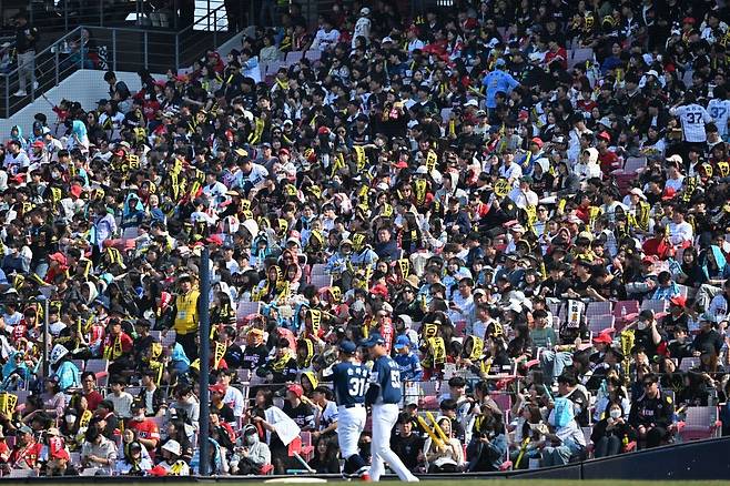 KBO는 24일 역대 최소 경기 800만 관중과 역대 최다 매진 타이기록을 세웠다.｜뉴시스