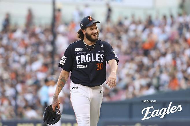 한화 폰세는 24일 잠실 두산전에서 선발등판해 6이닝 무실점으로 위력적인 투구를 펼쳤다. 그는 오른쪽 어깨 뭉침 증세를 호소했지만, 부상 정도가 심각하지 않다. 팀은 안도의 한숨을 쉬었다. 사진제공|한화 이글스