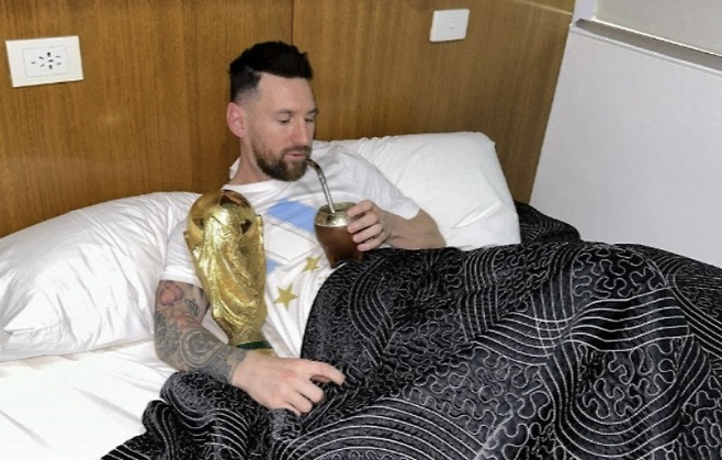 마테차를 마시는 메시. 메시 SNS 캡처