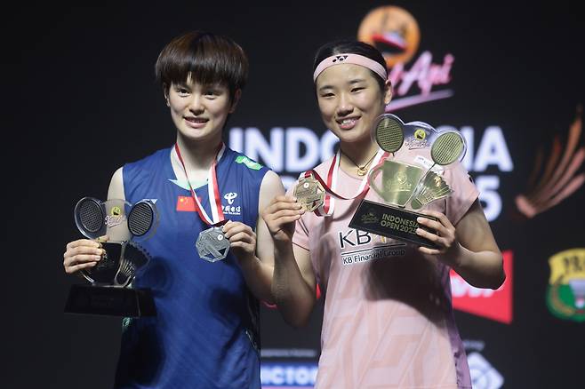 인도네시아 오픈에서 우승을 차지한 안세영(왼쪽)과 준우승을 차지한 왕즈이.  EPA연합뉴스